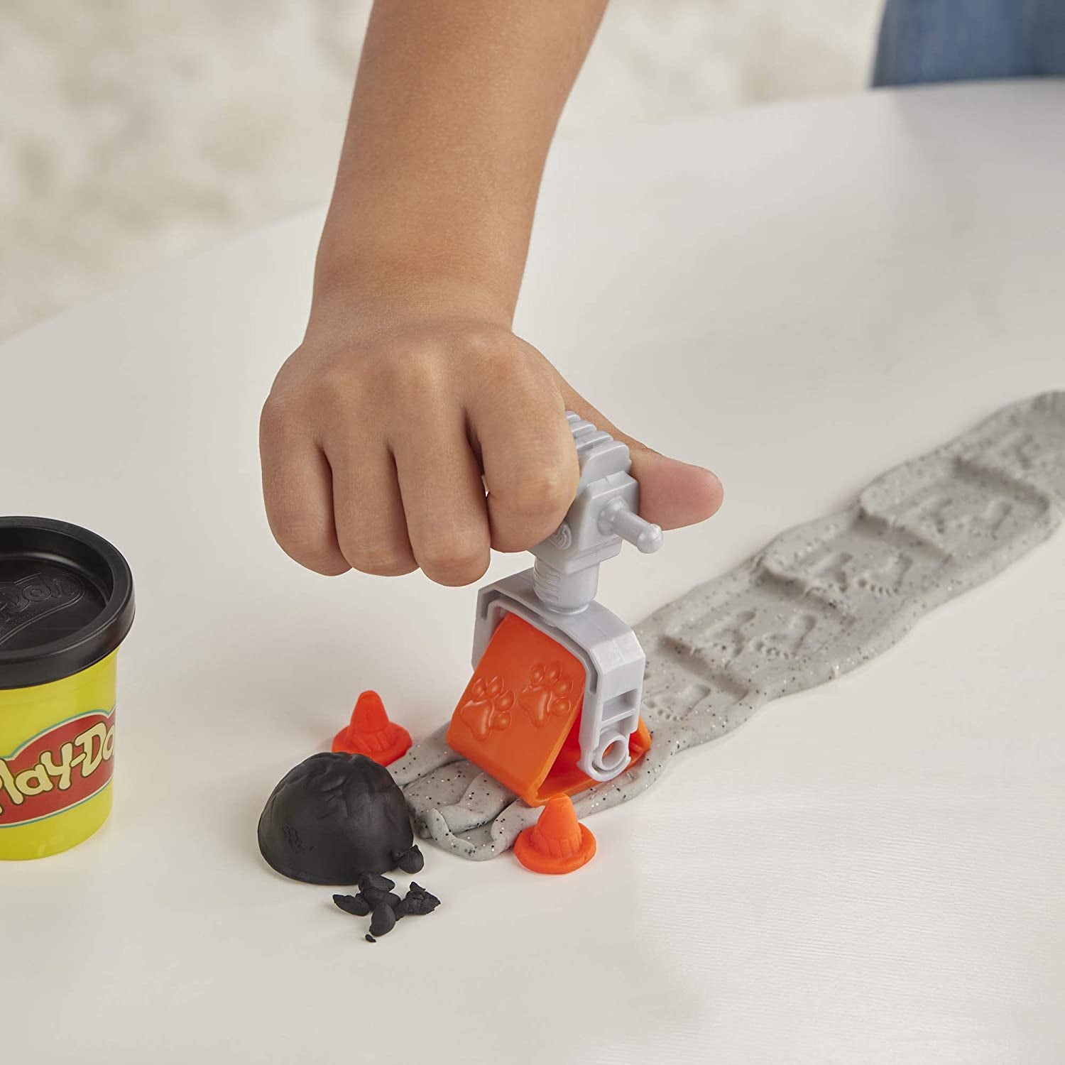 Play-Doh Wheels Cement Truck with Cement-Colored Buildin Compound Plus 3 Colors