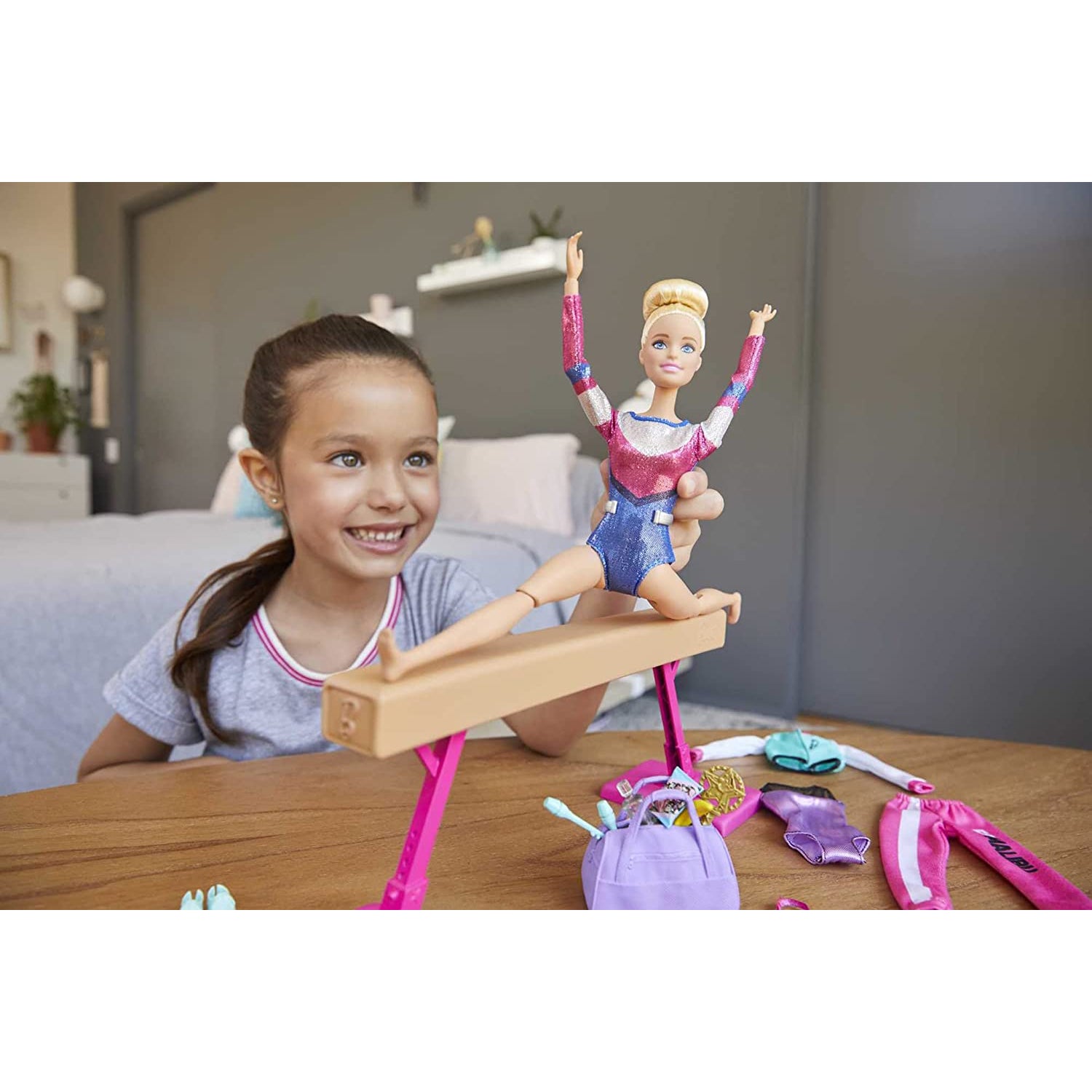 Mattel Barbie Gymnastics Doll and Playset with Twirling Feature, Balance Beam, 15+ Accessori