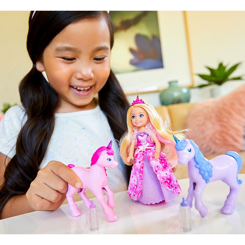 Mattel Barbie Dreamtopia Gift Set, Chelsea Princess Doll with Baby Unicorns